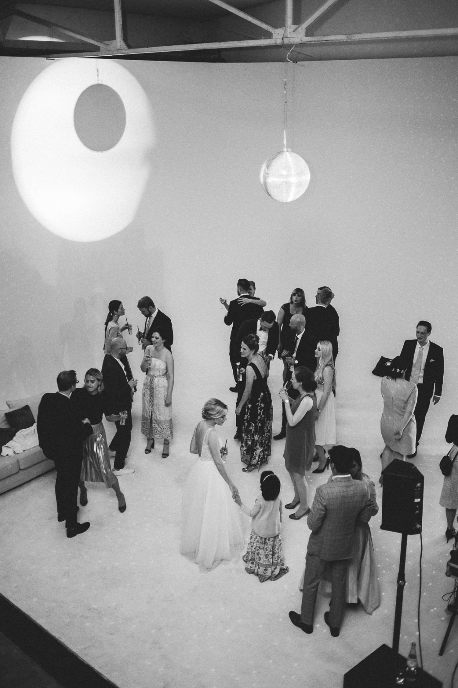 Als Hochzeitsfotograf Köln auf einer Hochzeit in der Studio Lichtstraße